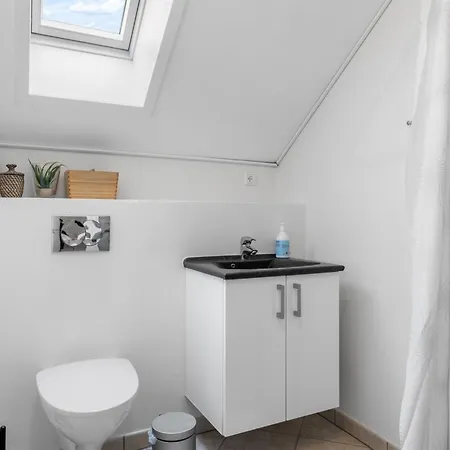 Ismo - 350m From The Sea By Interhome *